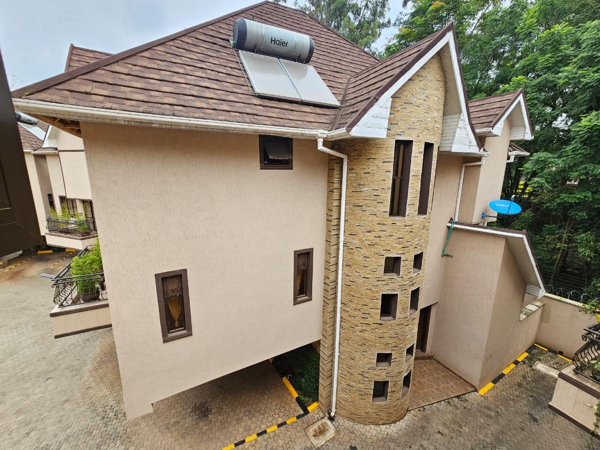 4 Bed House with En Suite in Lavington - 2