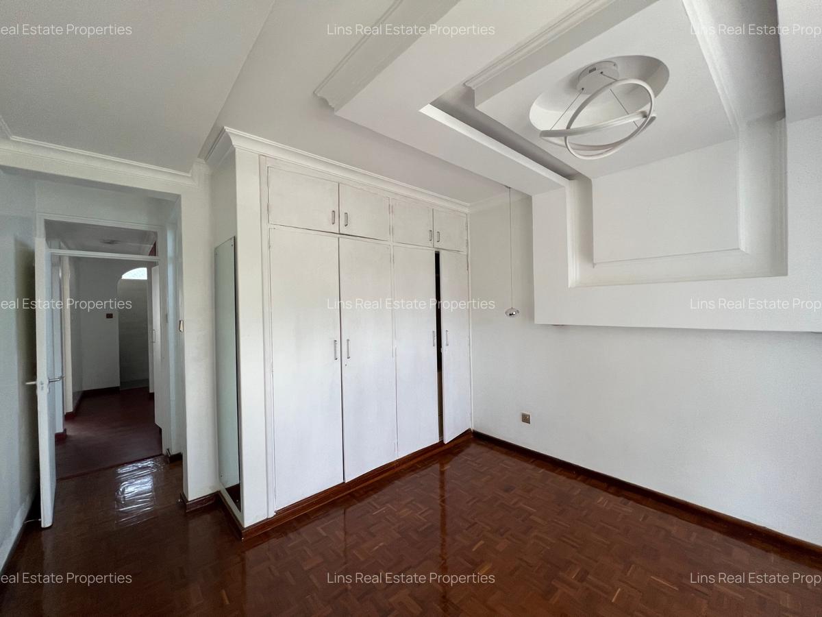 5 Bed House with En Suite in Runda - 16