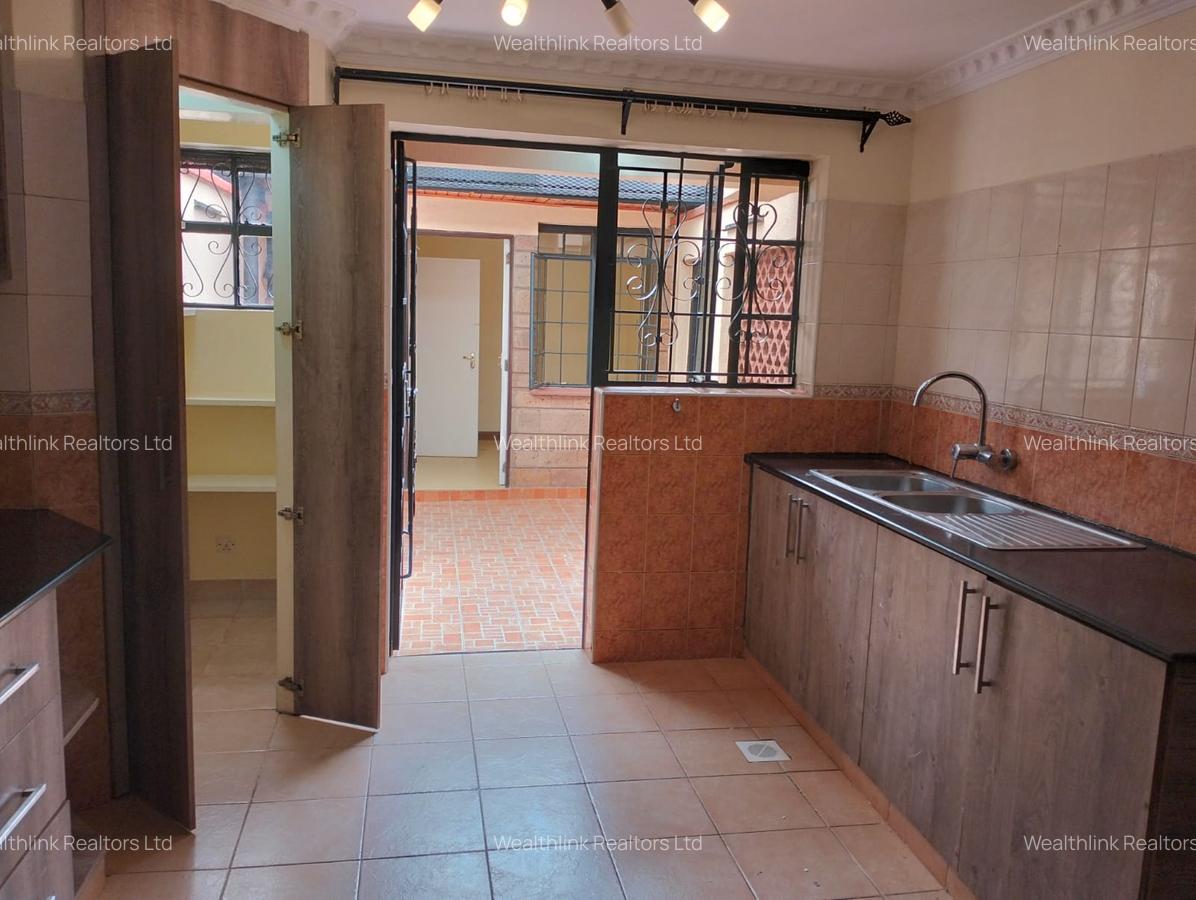 5 Bed Townhouse with En Suite at Lavington - 10