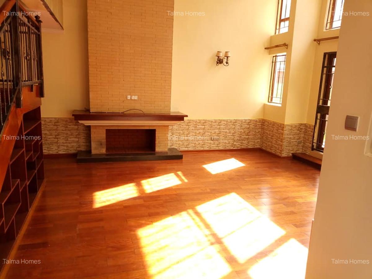 5 Bed Townhouse with En Suite at Lavington - 3
