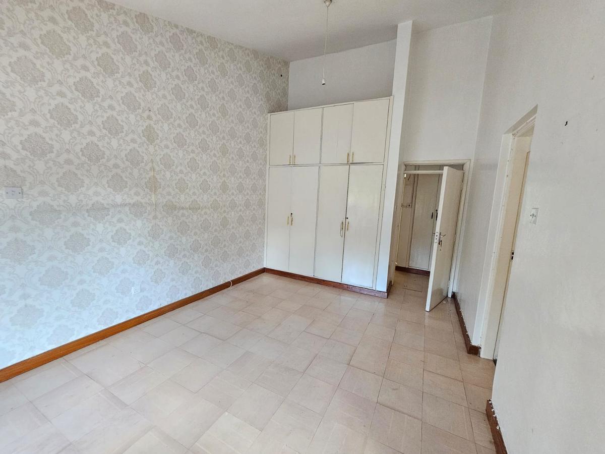 4 Bed House with En Suite in Nyari - 11