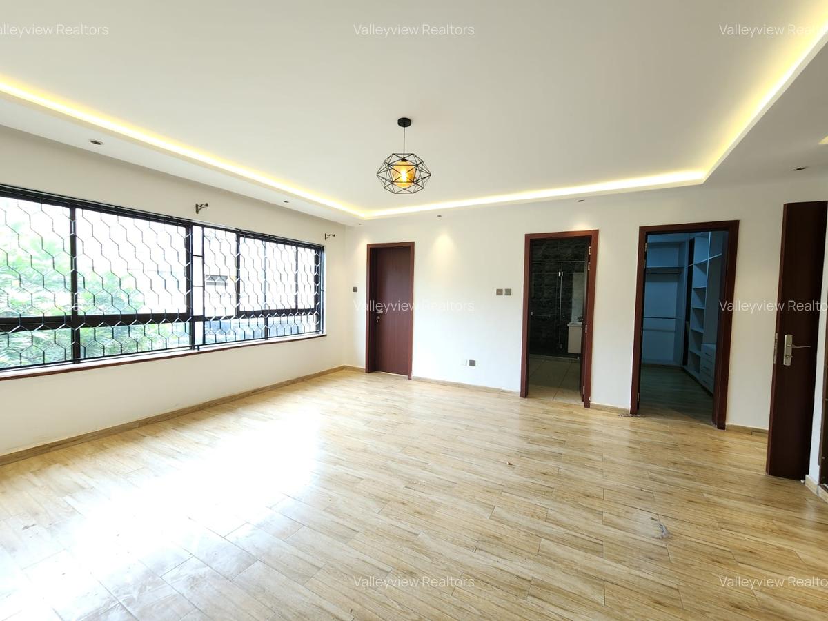 5 Bed Townhouse with En Suite at Lavington - 2