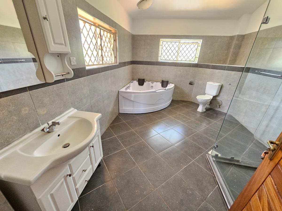 4 Bed House with En Suite in Runda - 9