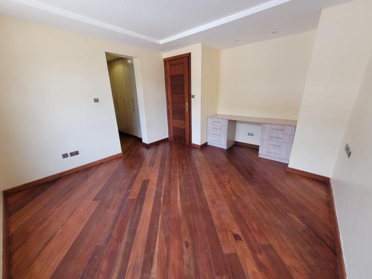 5 Bed Townhouse with En Suite in Lavington - 4