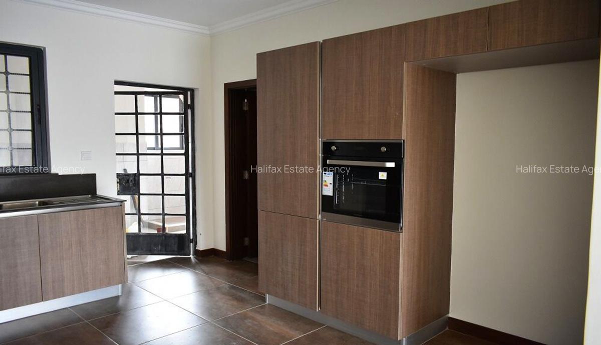 3 Bed Apartment with En Suite in Parklands - 6
