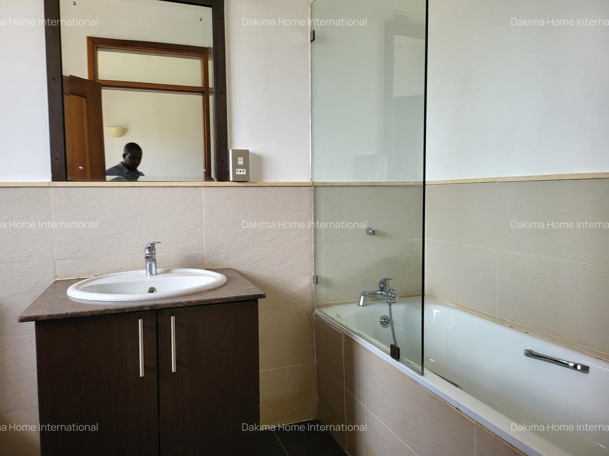 4 Bed House with En Suite in Runda - 12