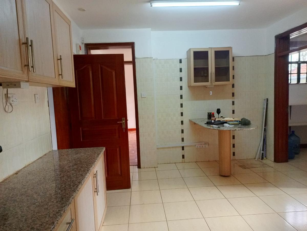 4 Bed House with En Suite in Rosslyn - 14