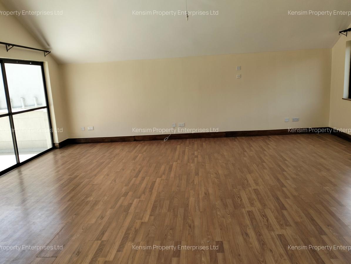 5 Bed Townhouse with En Suite in Brookside - 16