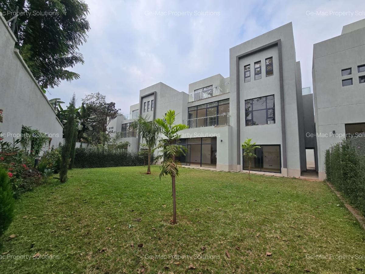 5 Bed House with Garden in Lavington - 1