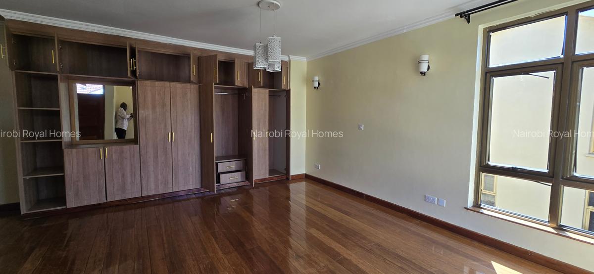 6 Bed Townhouse with En Suite at Lavington Green - 10