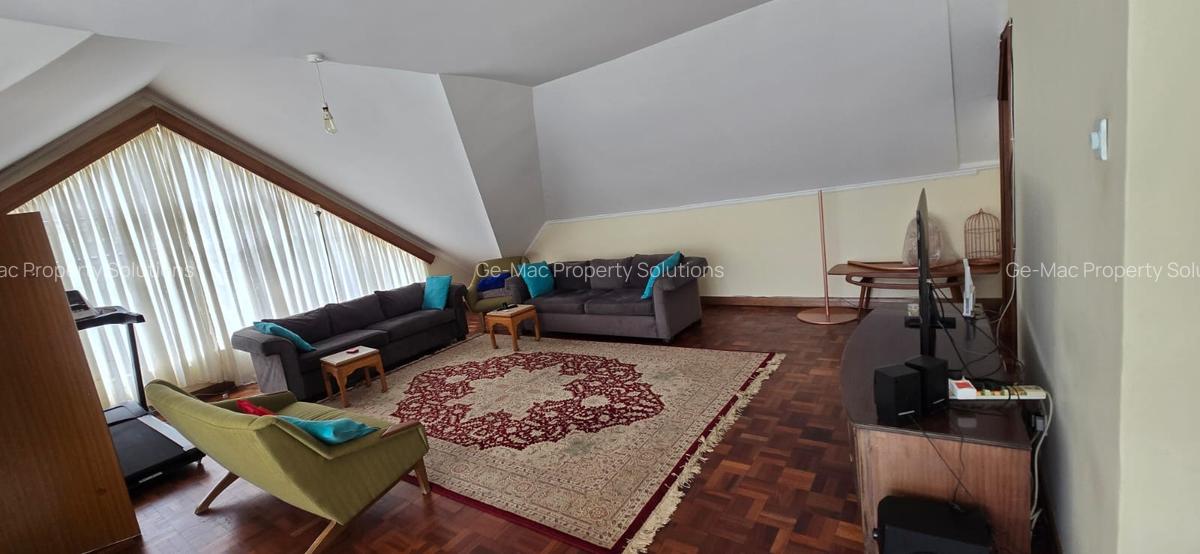 5 Bed House with En Suite in Lavington - 12