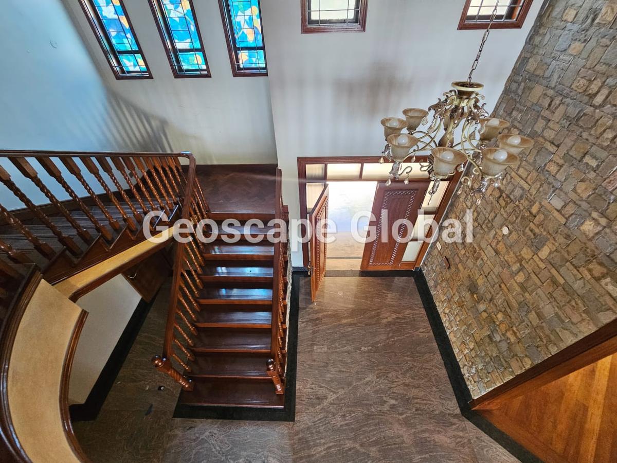5 Bed House with En Suite in Runda - 4
