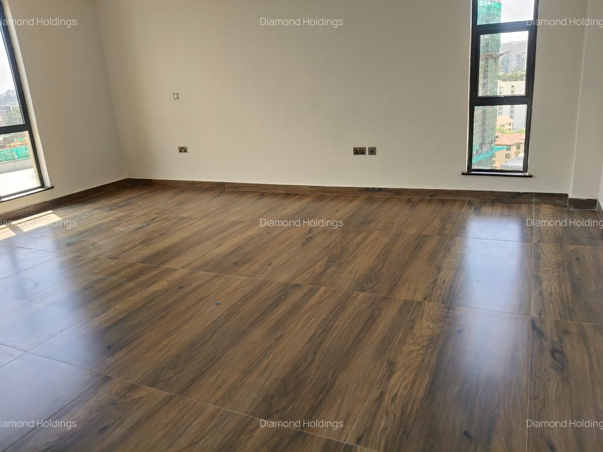 3 Bed Apartment with En Suite at Brookside - 8