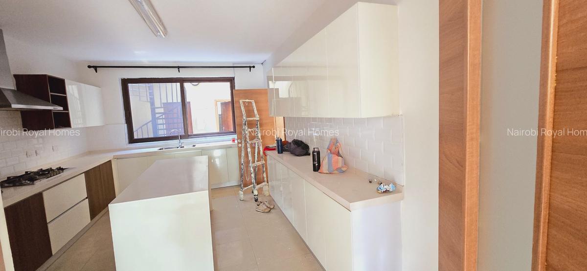 5 Bed Townhouse with En Suite at Lavington Green - 16