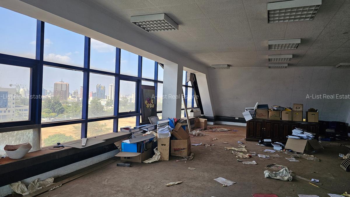 2,000 ft² Office with Service Charge Included at Parklands Road - 4