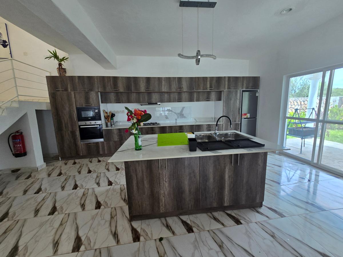 6 Bed House with En Suite in Watamu - 13