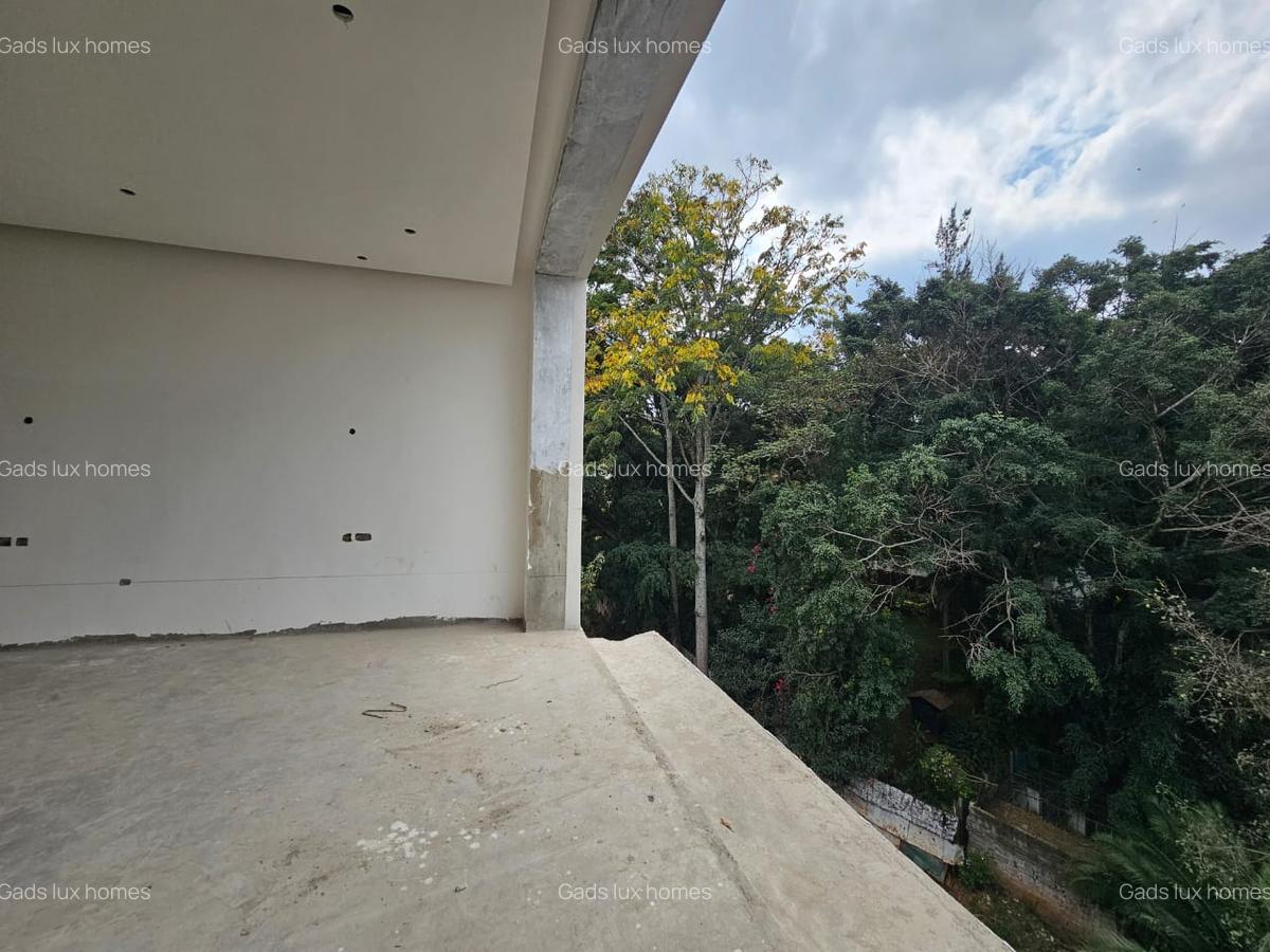 6 Bed Villa with En Suite at Lavington - 7