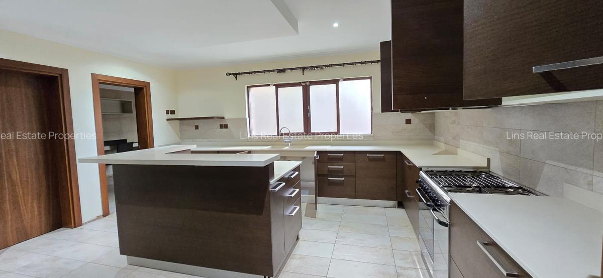 5 Bed Townhouse with En Suite in Lavington - 6