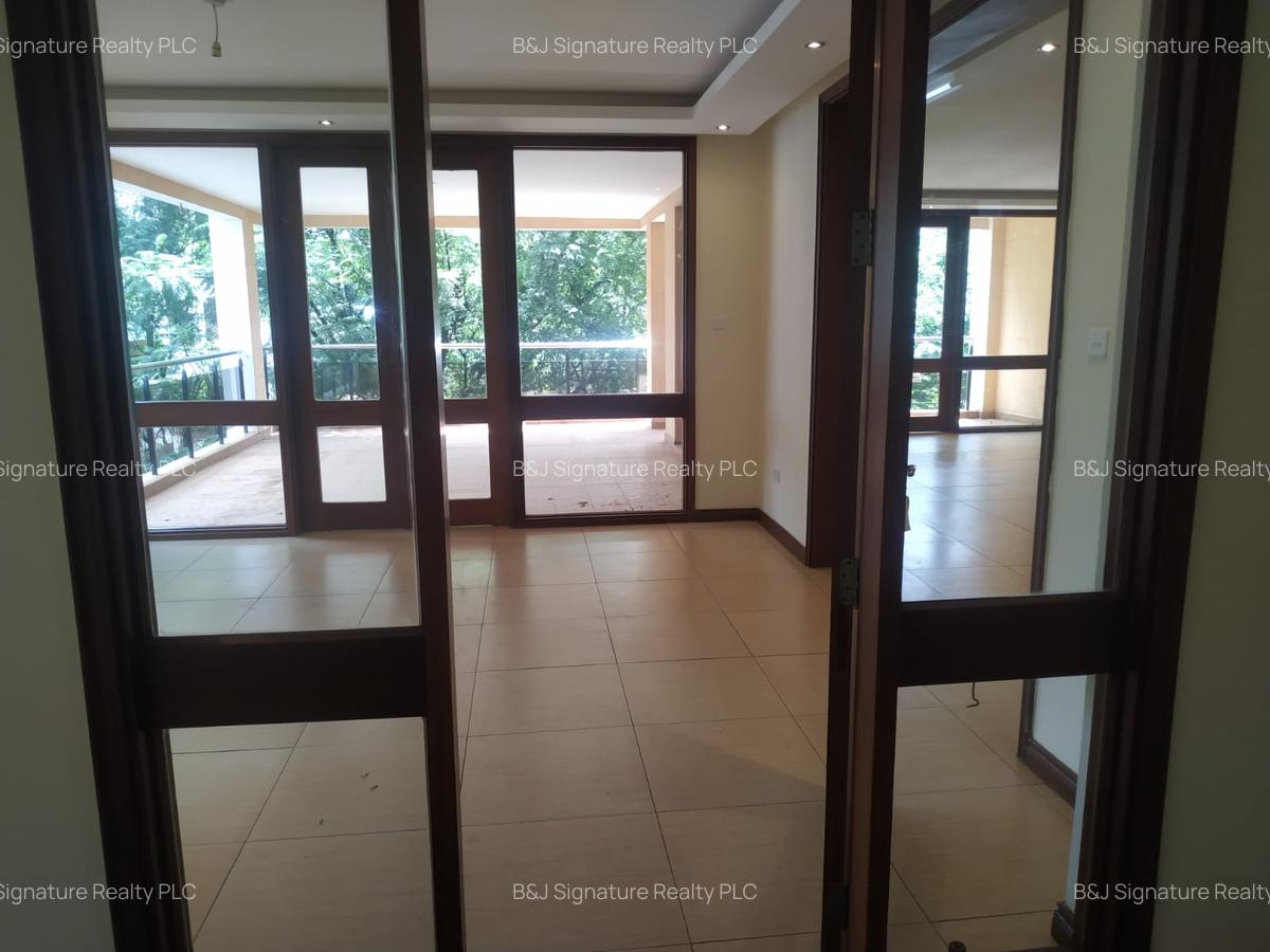 3 Bed Apartment with En Suite in Riverside - 17