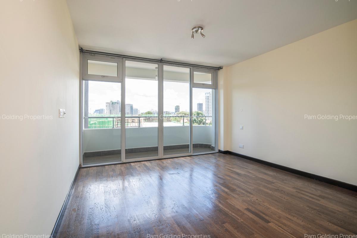 3 Bed Apartment with En Suite in Riverside - 12