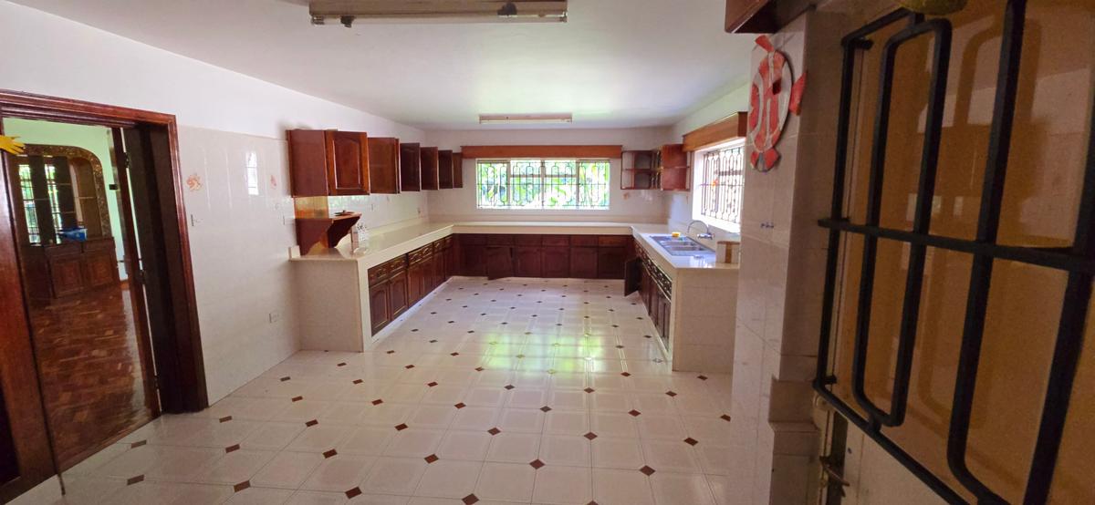 5 Bed House with En Suite at Mimosa Drive - 15