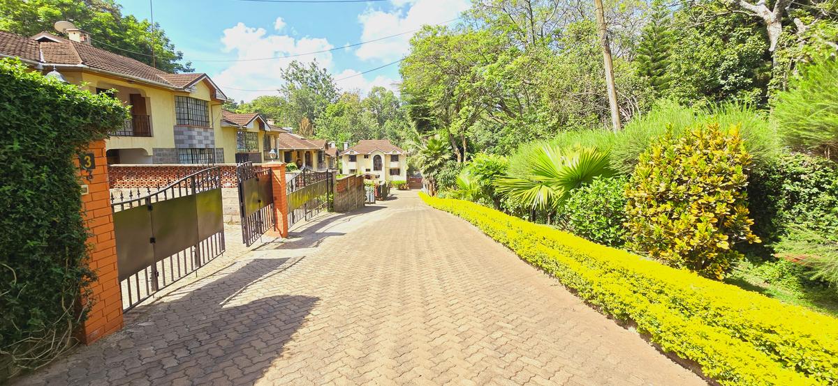 4 Bed Townhouse with En Suite at Lavington - 1