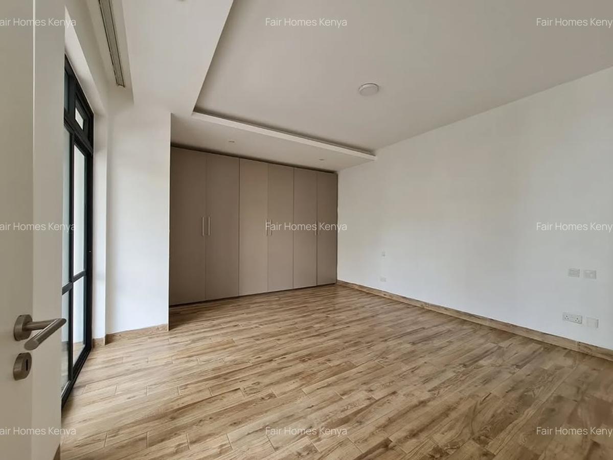 4 Bed Apartment with En Suite at Riverside Drive - 11