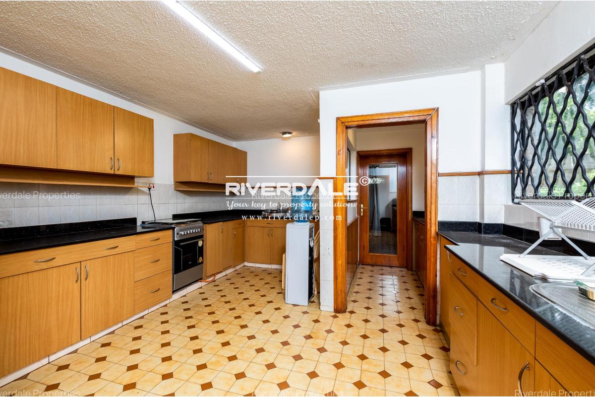 5 Bed House with En Suite in Runda - 4