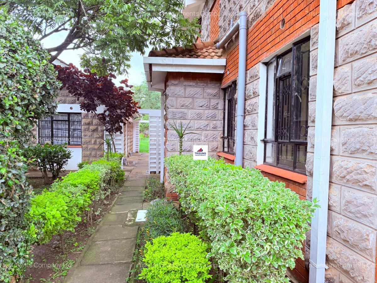 5 Bed House with En Suite in Runda - 1