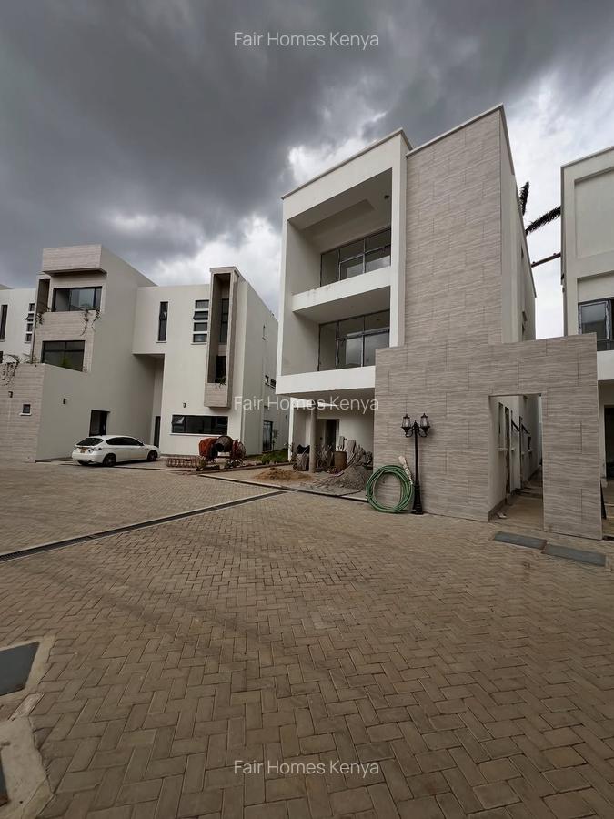 5 Bed Townhouse with En Suite at Lavington Green - 14