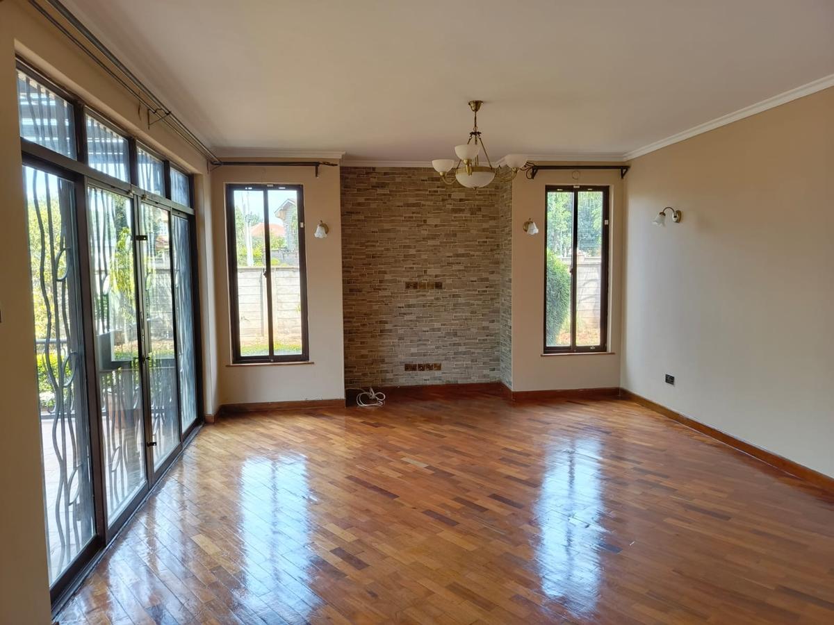 4 Bed House with En Suite in Ridgeways - 8