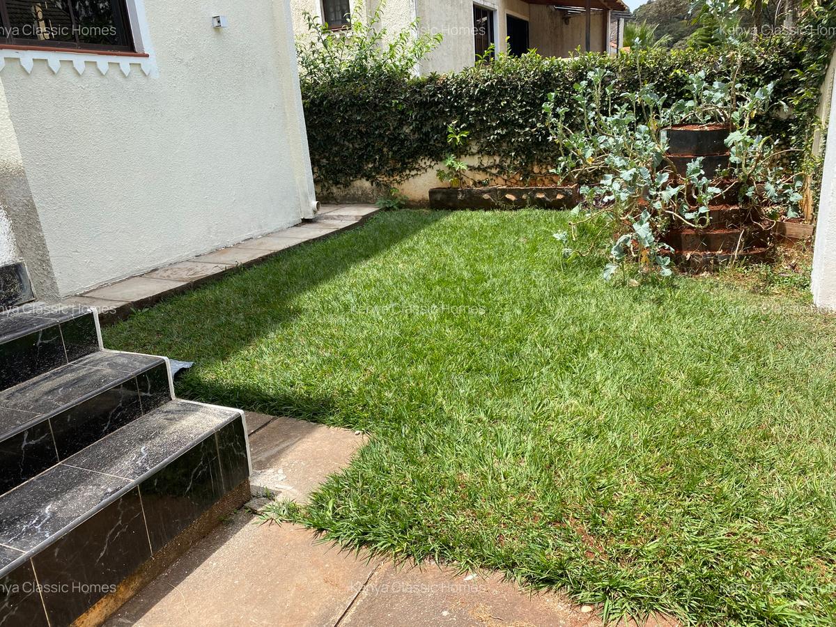 4 Bed Villa with En Suite at Lavington - 1