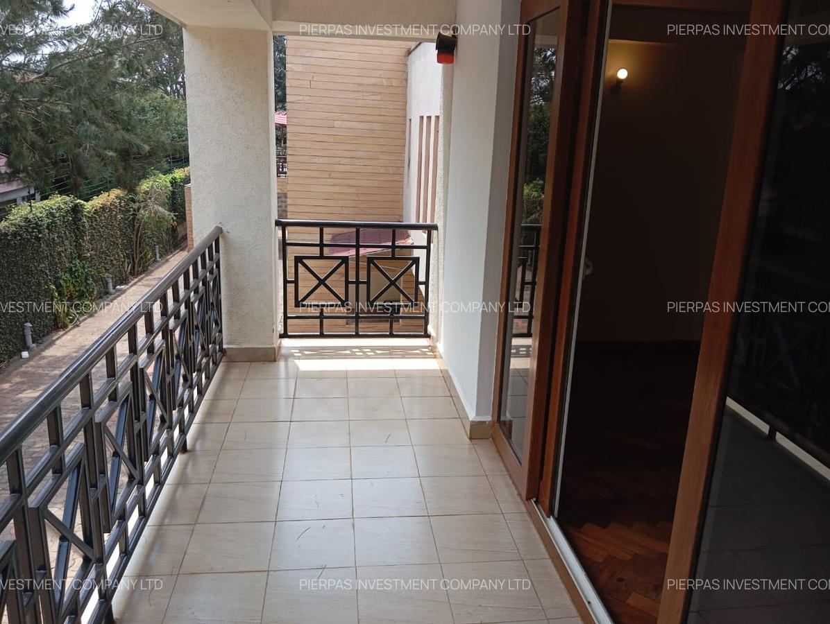5 Bed Townhouse with En Suite in Lavington - 4