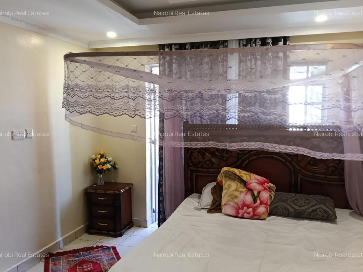 4 Bed House with En Suite in Donholm - 8