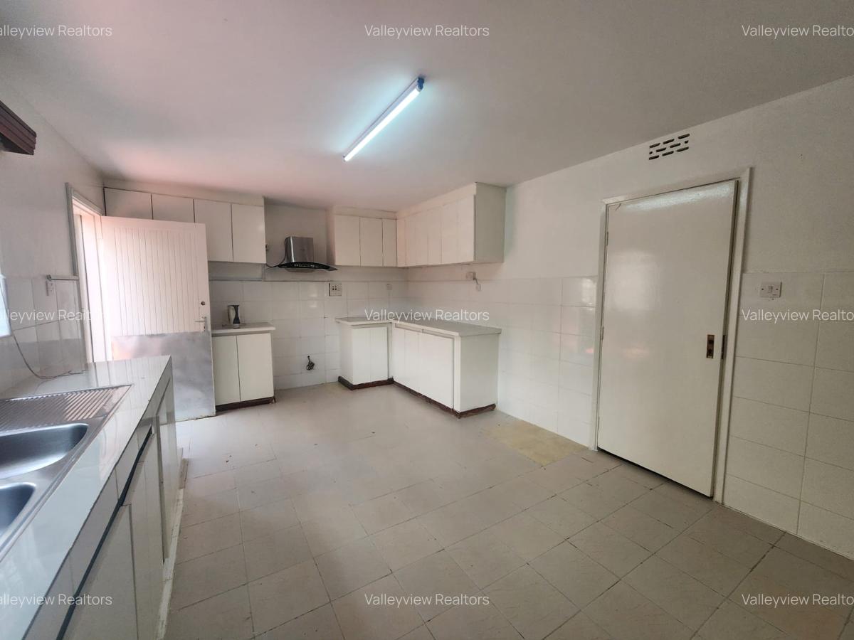 5 Bed Townhouse with En Suite at Lavington - 10