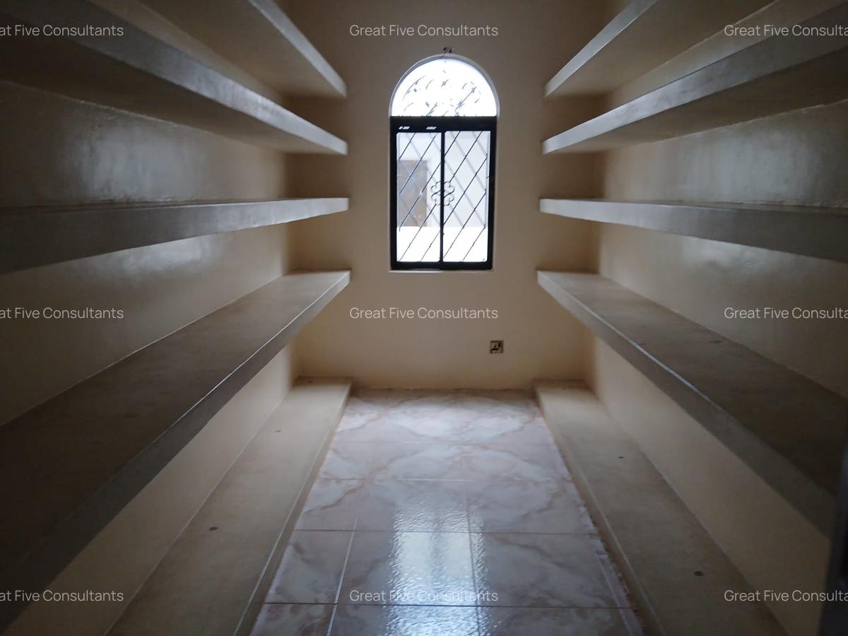 5 Bed Villa with En Suite in Gigiri - 9