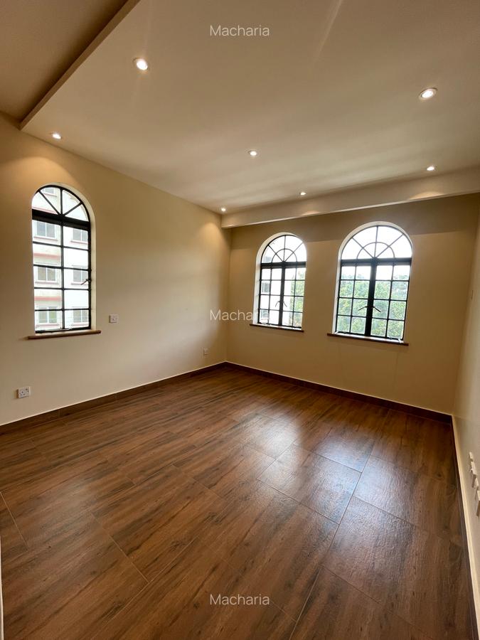 3 Bed Apartment with En Suite in Brookside - 9