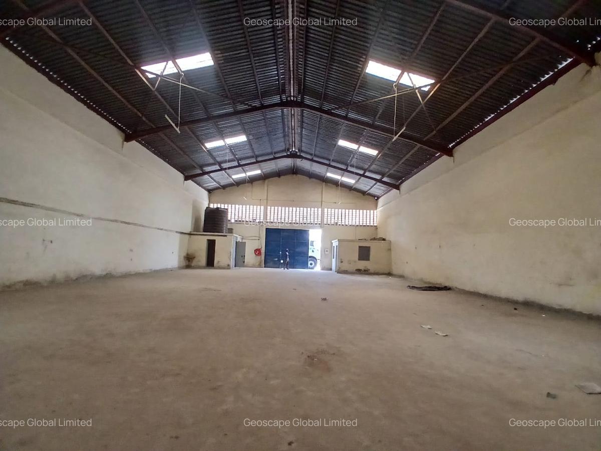 5,000 ft² Warehouse with Parking in Industrial Area - 1