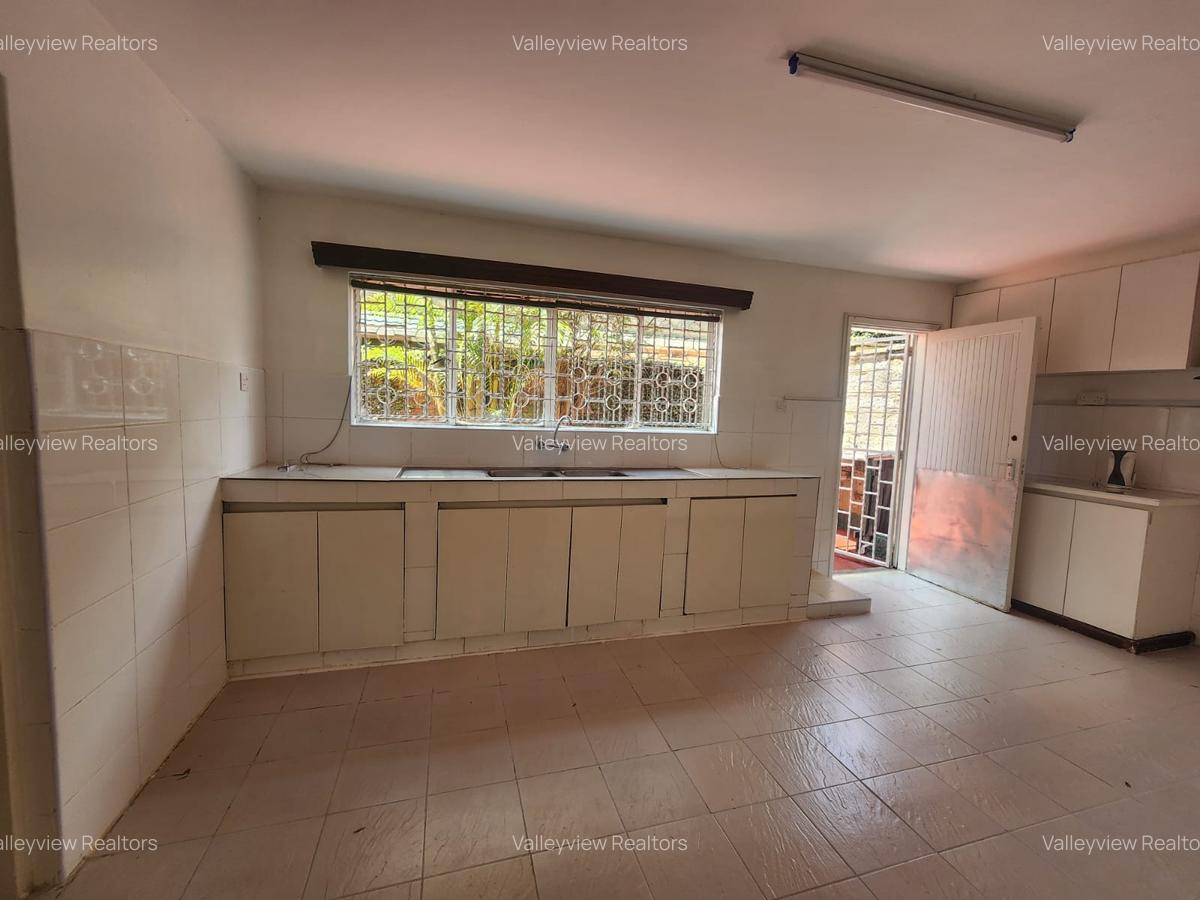 5 Bed Townhouse with En Suite at Lavington - 19