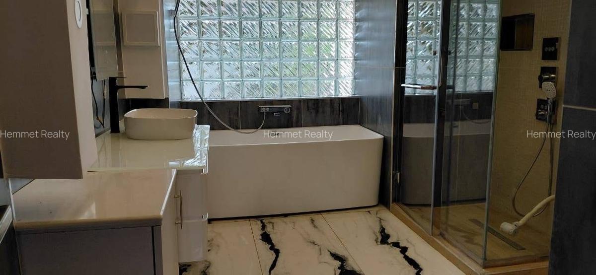 5 Bed House with En Suite in Runda - 9