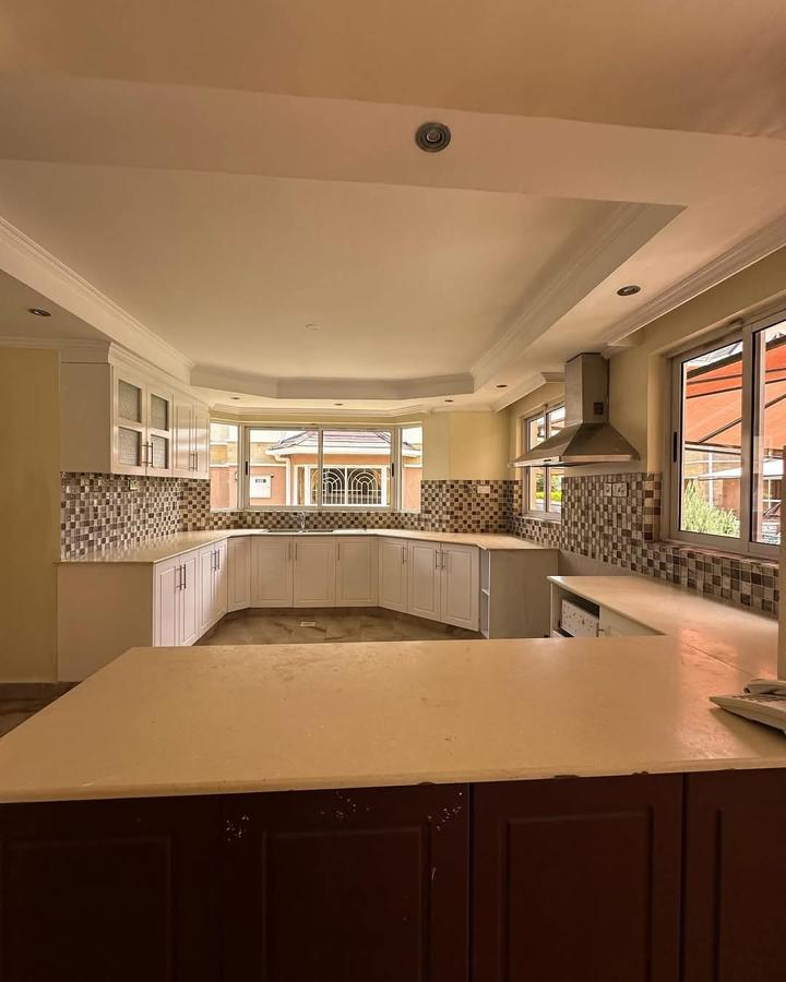 5 Bed Townhouse with En Suite at Lavington - 5