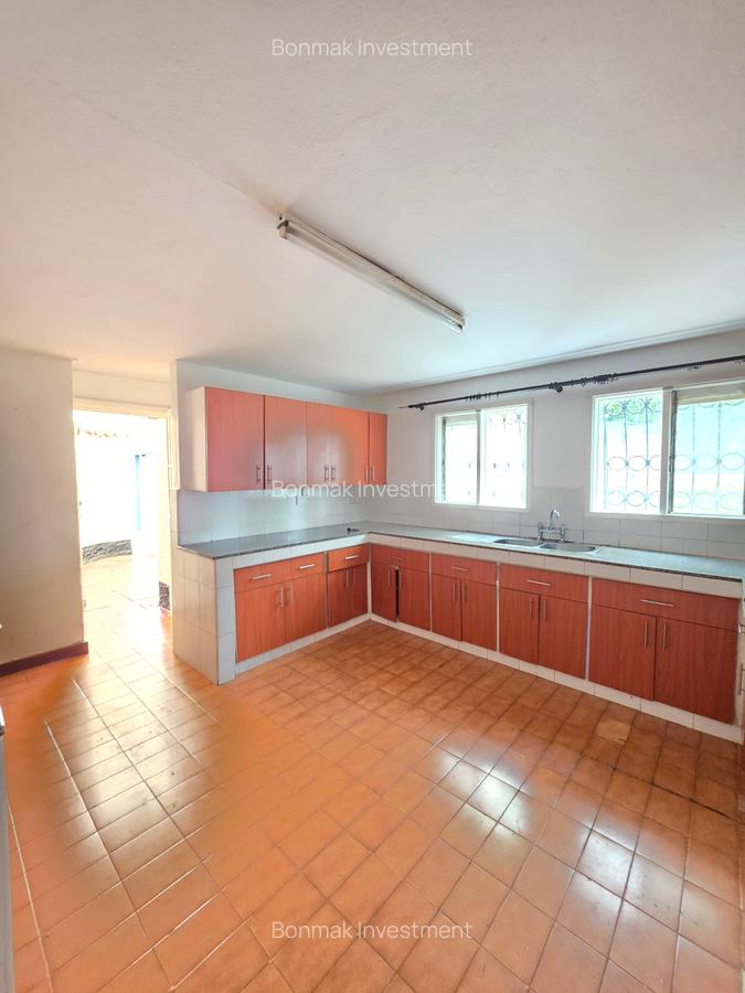 4 Bed House with En Suite at Hillview Estate. - 7