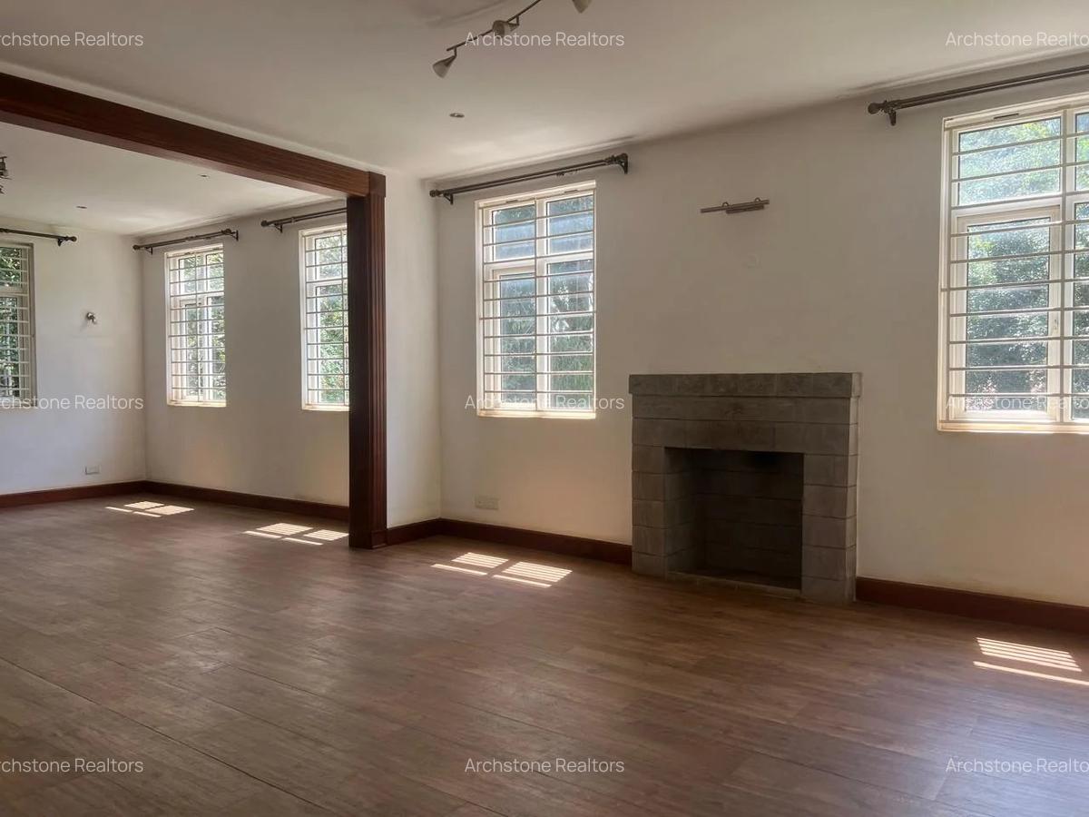 5 Bed Townhouse with En Suite in Rosslyn - 2