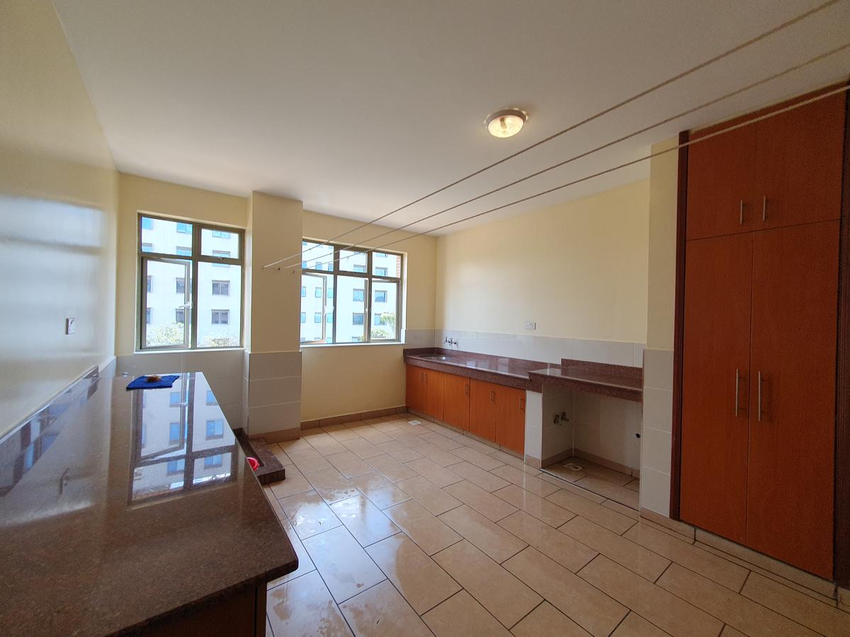 3 Bed Apartment with En Suite at 1St Parklands Avenue - 7