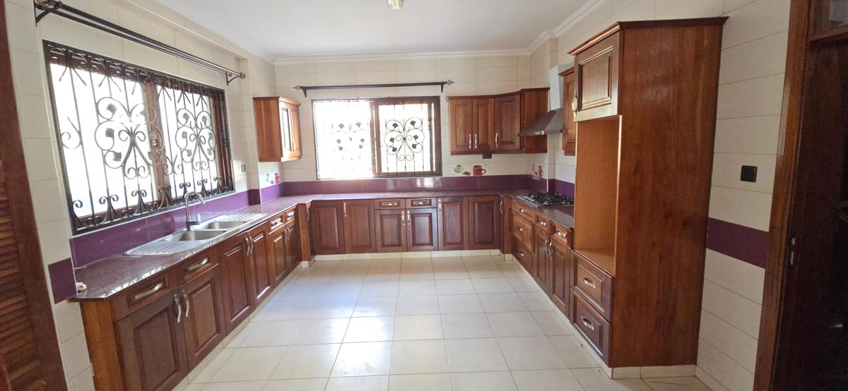 5 Bed Townhouse with En Suite at Convent Drive - 14