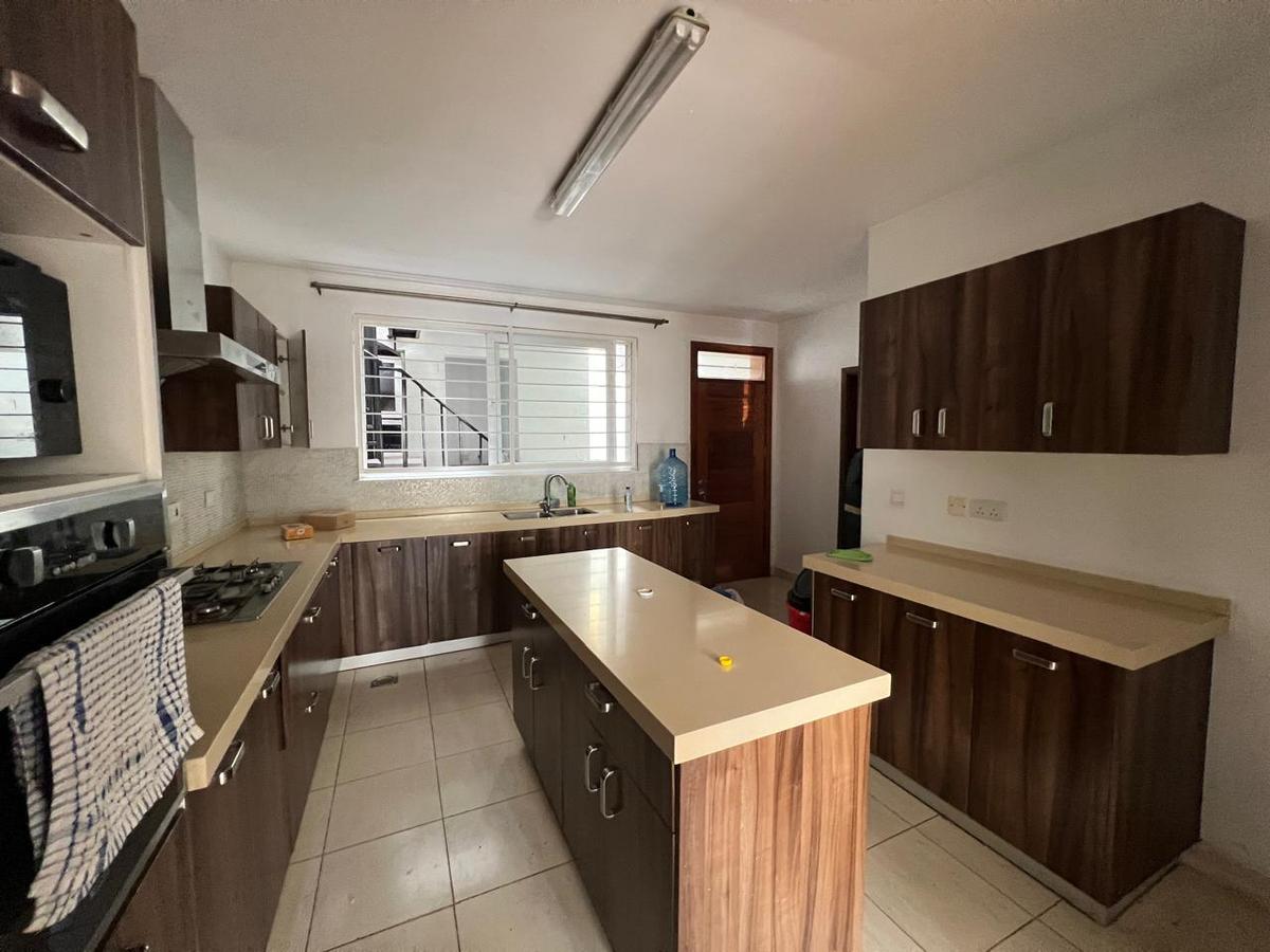 5 Bed Townhouse with En Suite in Lavington - 9