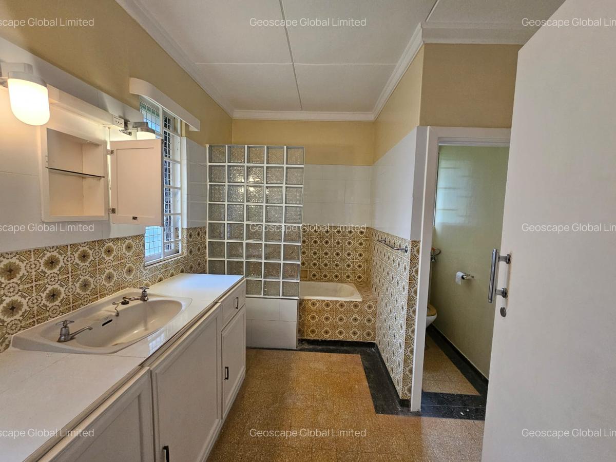 4 Bed House with En Suite in Rosslyn - 2