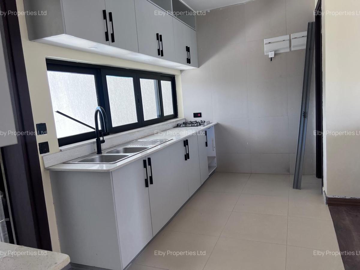 4 Bed House with En Suite in Membley - 6