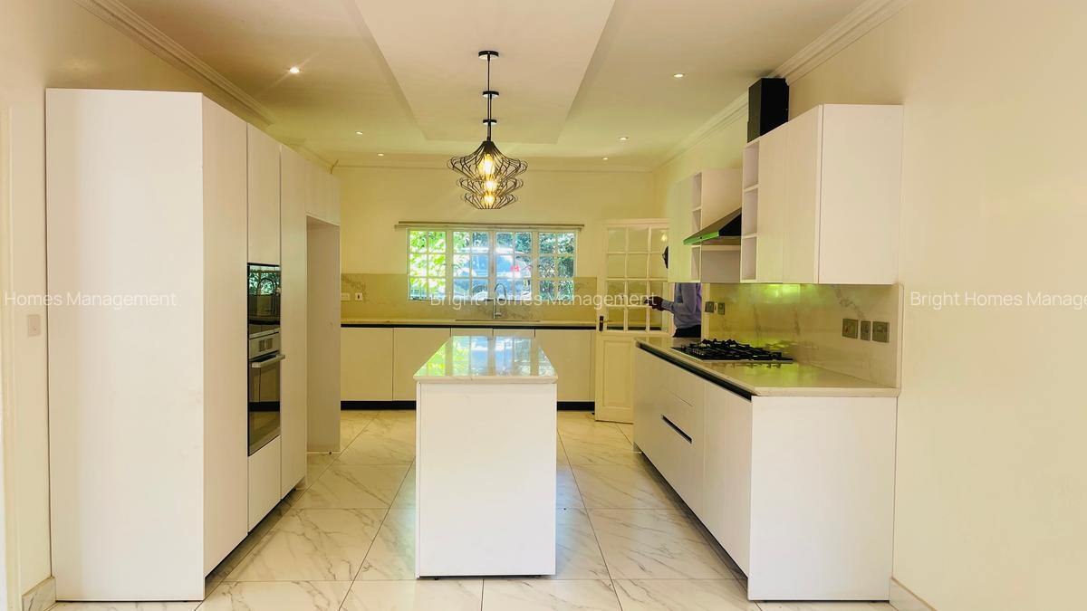 5 Bed House with En Suite in Lavington - 16