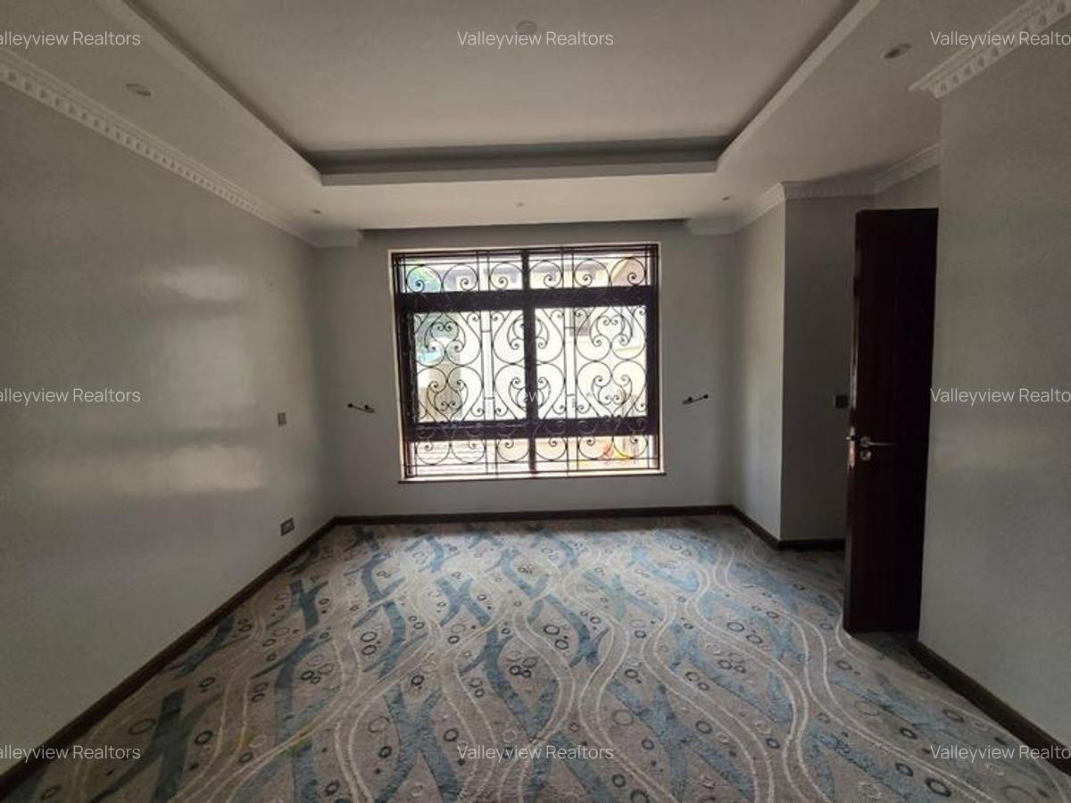 6 Bed Townhouse with En Suite at Lavington - 16